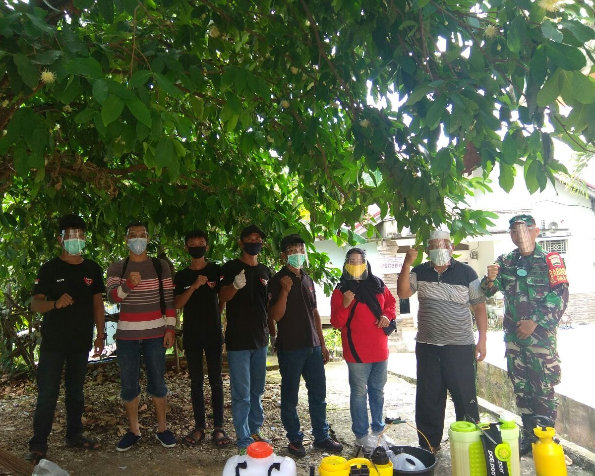 Babinsa Kodim 0301/PBR Pelopori Penyemprotan Disinfektan Di Wilayah RW 07 Kelurahan Sukamulia