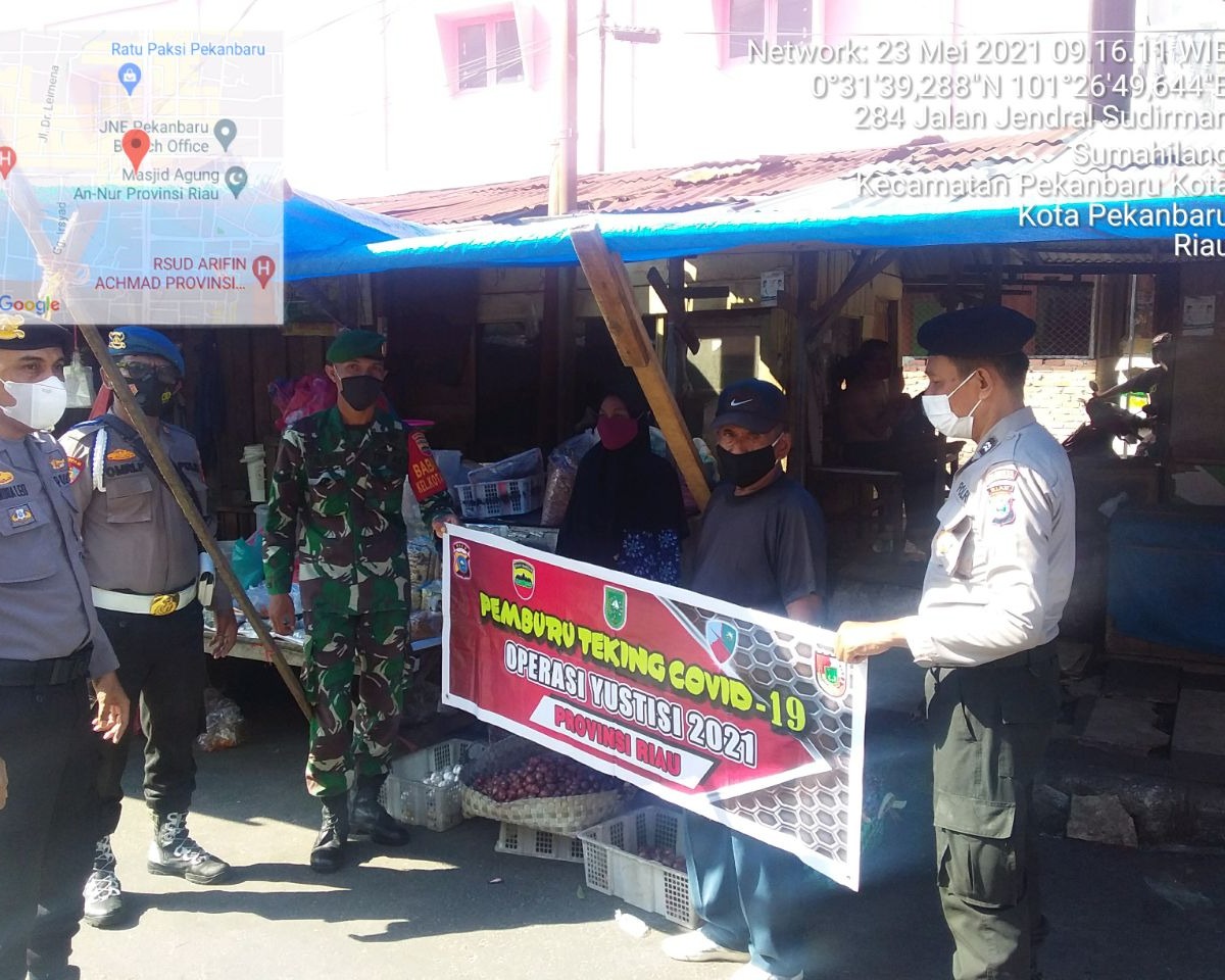 Babinsa Kodim 0301/PBR Laksanakan Patroli Pemberlakuan PPKM Berskala Mikro Bersama Personil Polri di Kelurahan Sukaramai