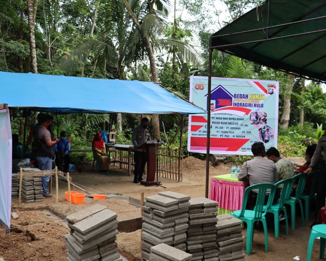 Perdana Di Kecamatan Lirik, Bedah Rumah Presisi Polres INHU Dimulai
