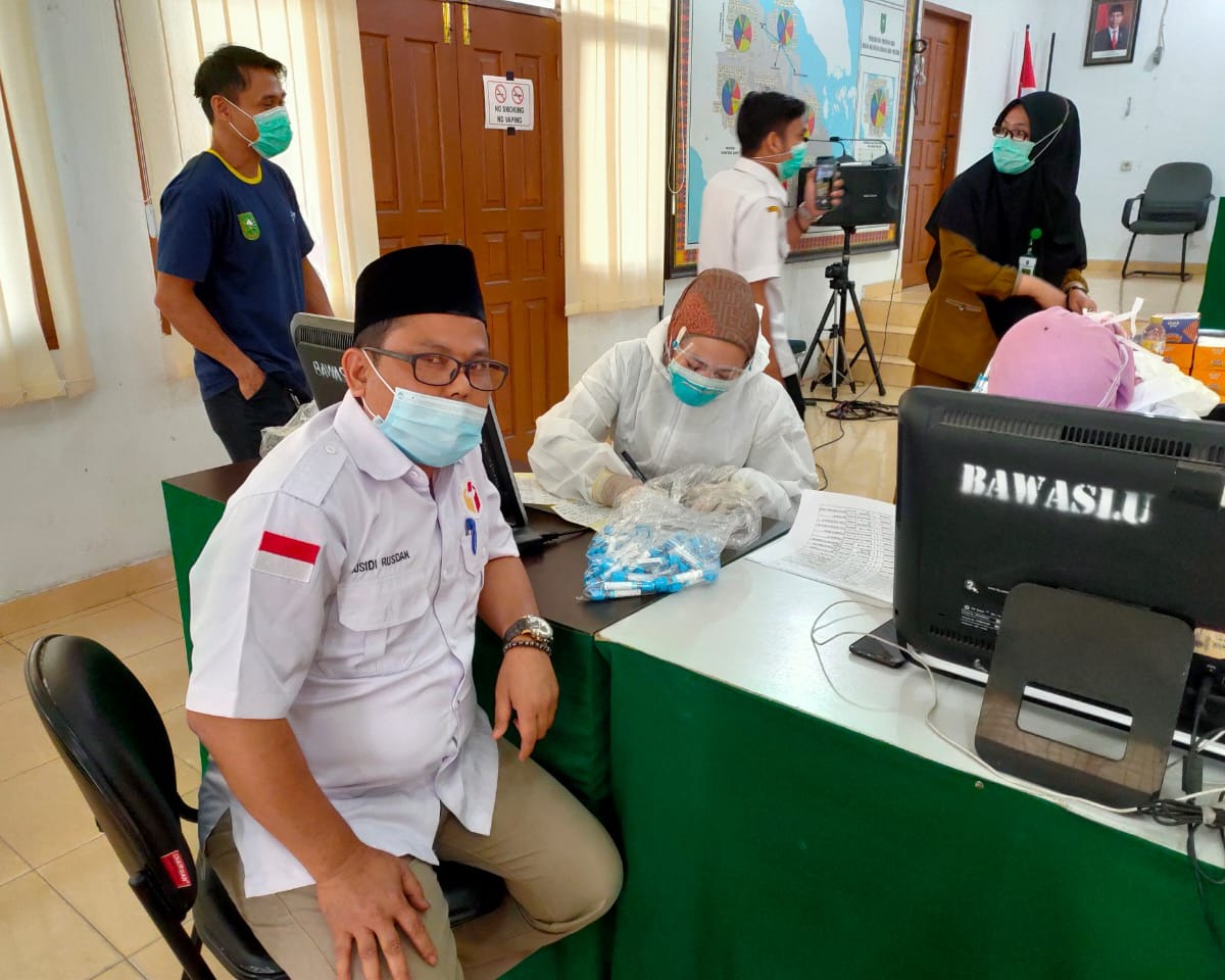 Pastikan Pengawas Bebas Covid-19, Bawaslu Riau Lakukan Swab Test Seluruh Komisioner dan Staff