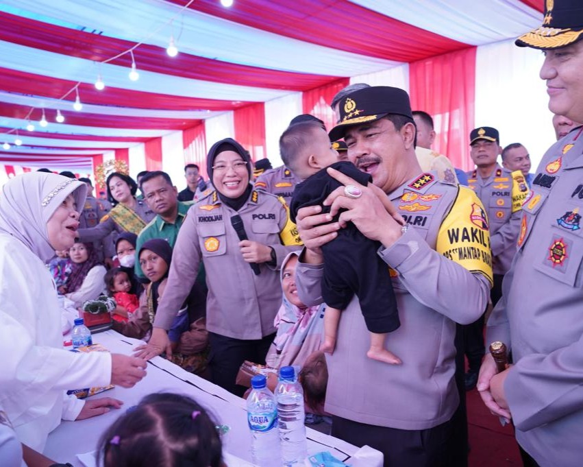 Gelar Bakti Sosial Polri Presisi Untuk Negeri, Wakapolri Bagikan Paket Sembako Kepada Masyarakat Kota Pekanbaru