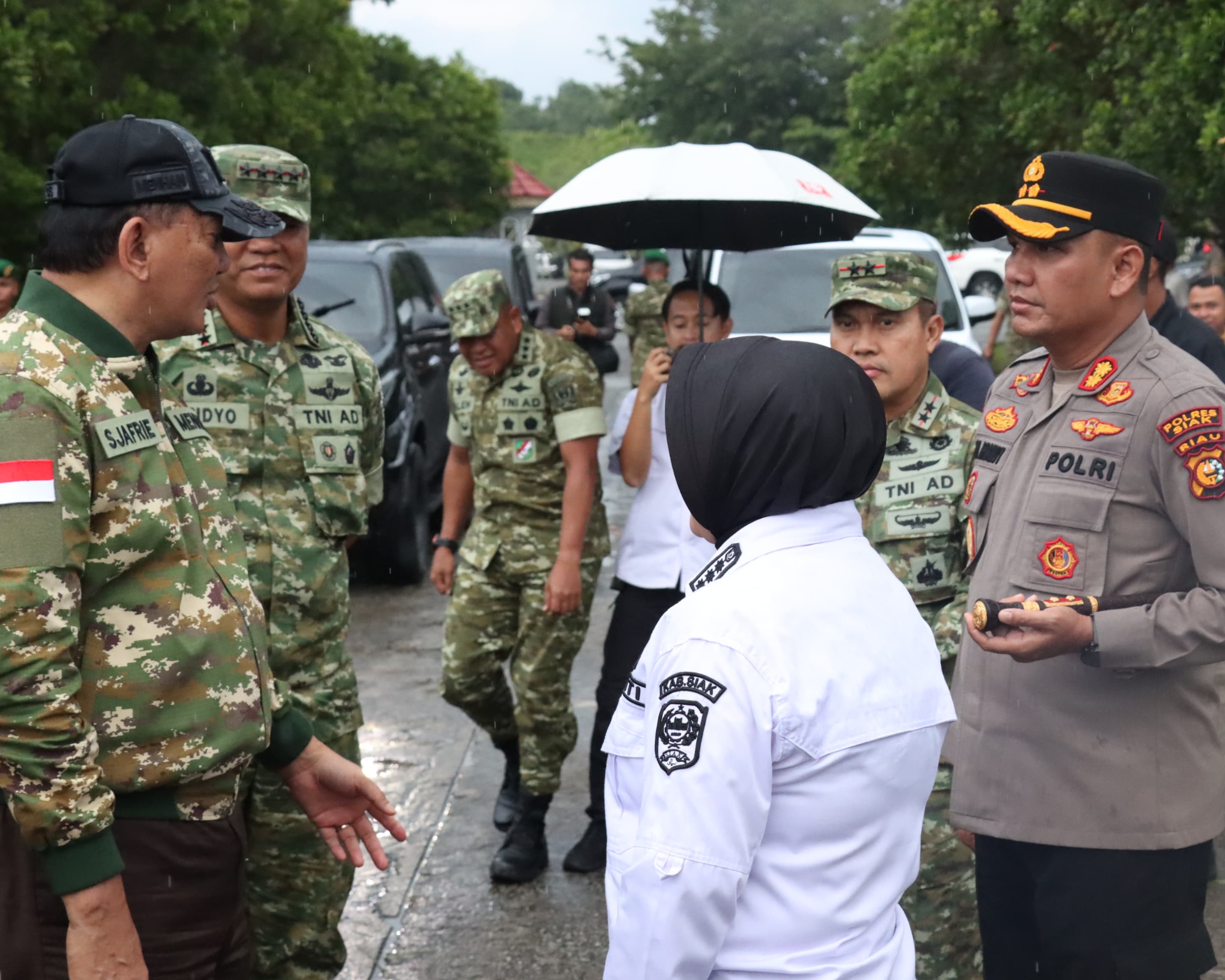 Kapolres Sambut Kedatangan Menhan RI di Kabupaten Siak, Kunjungan Ke Yonif TP 851/BBC Berlangsung Aman