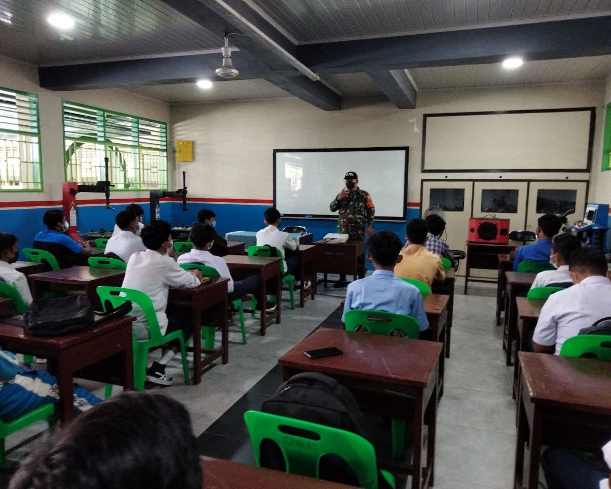 Babinsa Kodim 0301/PBR Berikan Pengarahan Kedispinan Prokes Kepada Siswa SMK Muhammadiyah 1