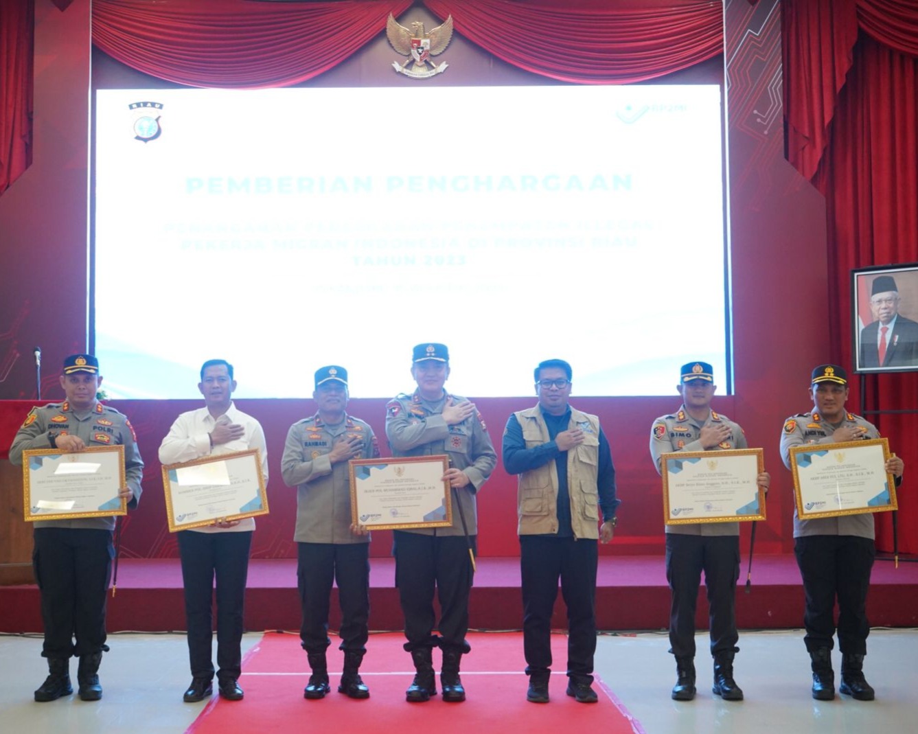 BP2MI Memberikan Penghargaan Kepada Kapolda Riau Beserta Jajaran Atas Prestasi Mengungkap Kasus TPPO