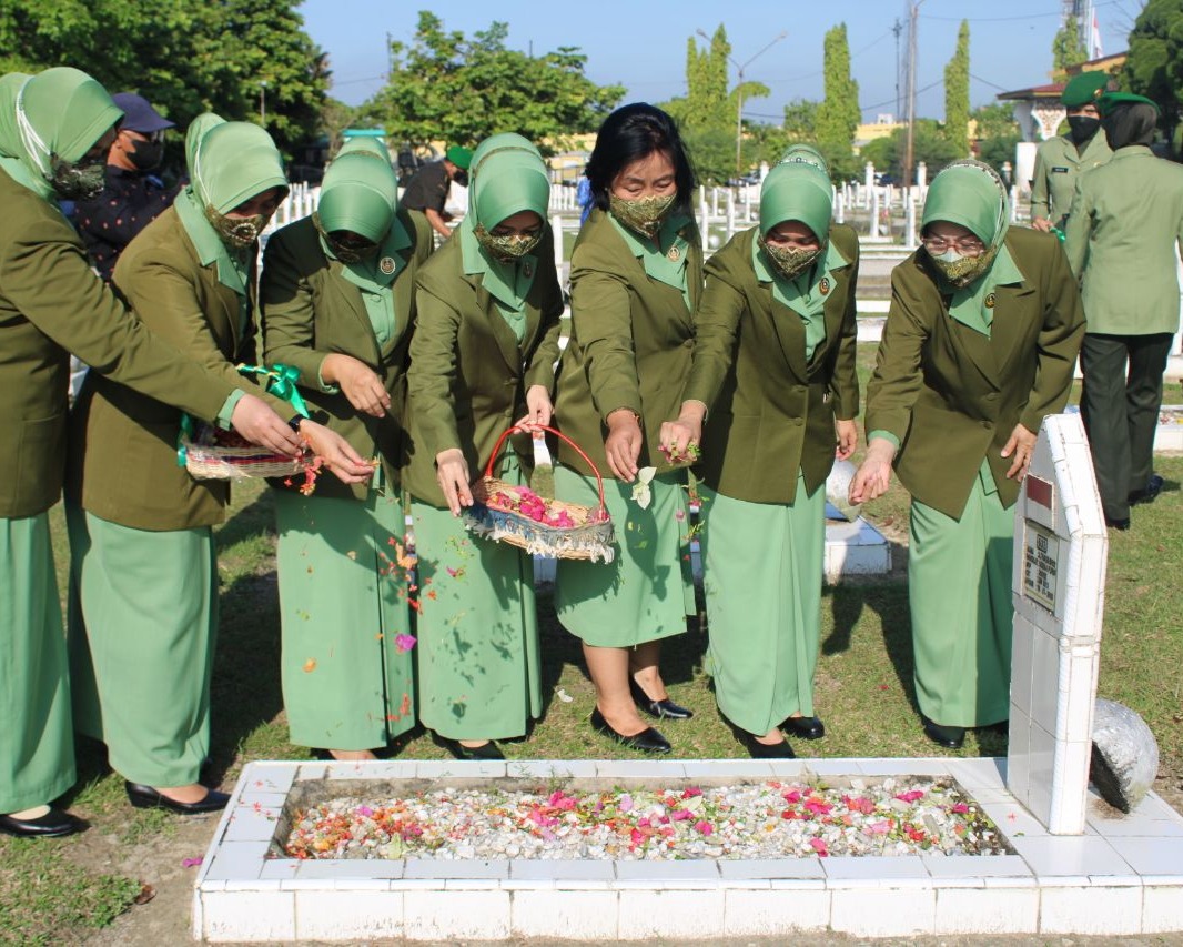 Sambut HUT Korem 031/WB Ke-63, Dandim 0301/PBR Hadiri Ziarah Rombongan Di TMP Kusuma Dharma