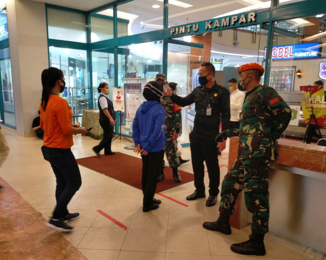 Babinsa Kodim 0301/PBR Terus Bersinergi Imbau Pengunjung Menjalankan Protokol Kesehatan