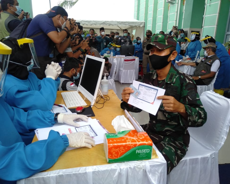 Pasi Ops Kodim 0301/PBR Ikut Penyuntikkan Vaksinisasi Covid-19 di Puskesmas Rejosari