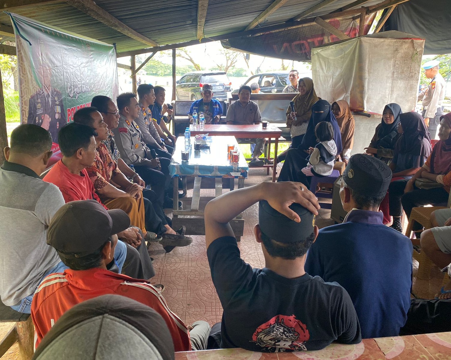 Kapolres Inhu Dengar Curhat Tukang Ojek dan Masyarakat Sekitar Danau Raja