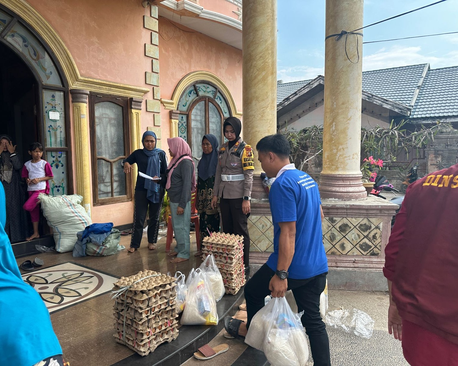 Satlantas Polres Dumai Laksanakan Giat Jumat Berbagi Dengan Masyarakat Korban Kebakaran Rumah
