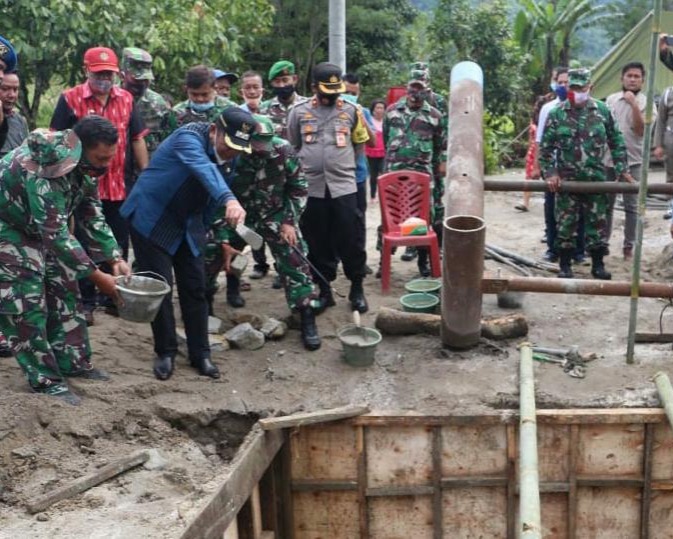 Wakil Bupati Taput Resmikan Karya Bakti TNI Kodim 0210/TU Pembangunan Jembatan Gantung Desa Parbaju Toruan di Dusun Sosor Topi Aek