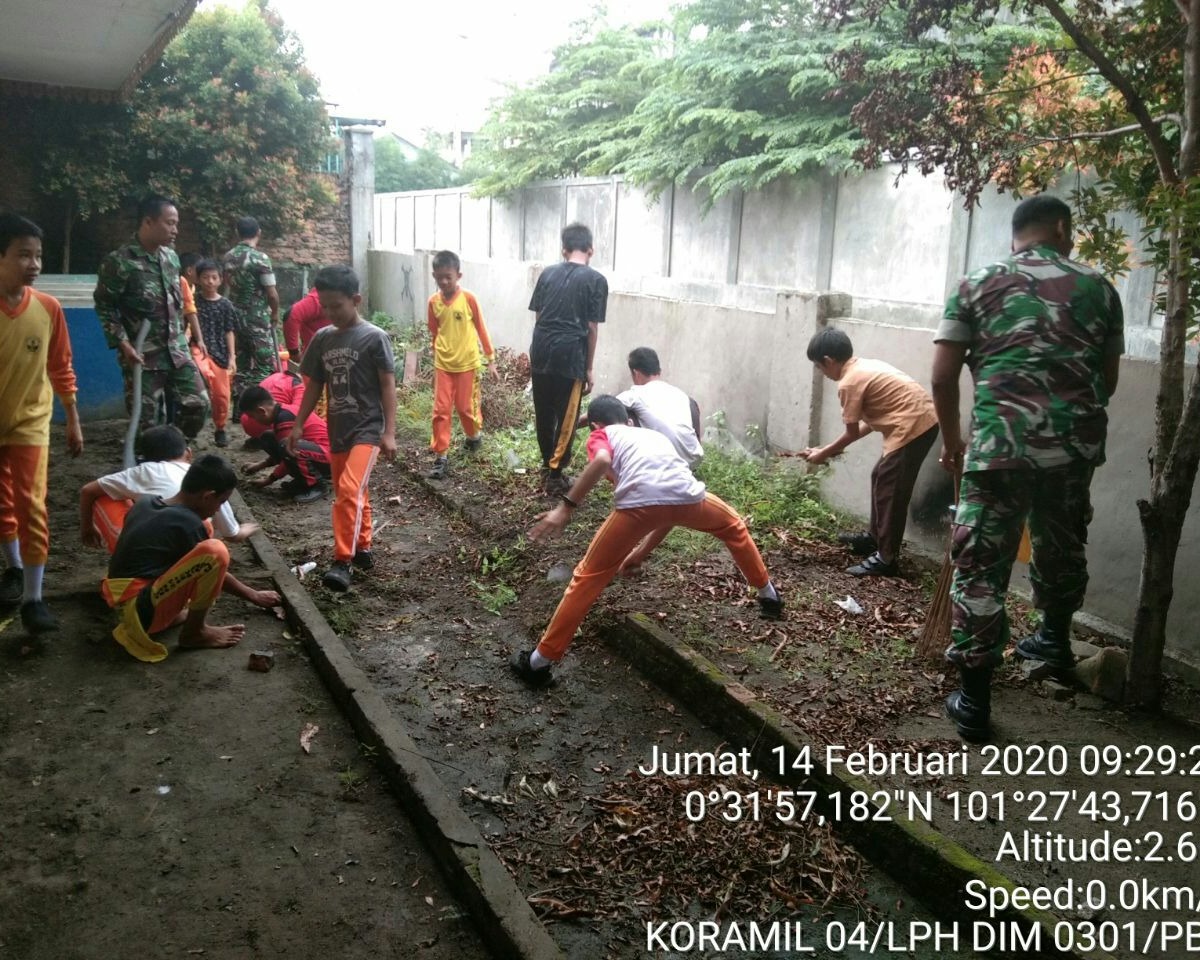Babinsa Kodim 0301/Pekanbaru Bersama Siswa SDN 34 Laksanakan Goro Bersihkan Lingkungan Sekolah
