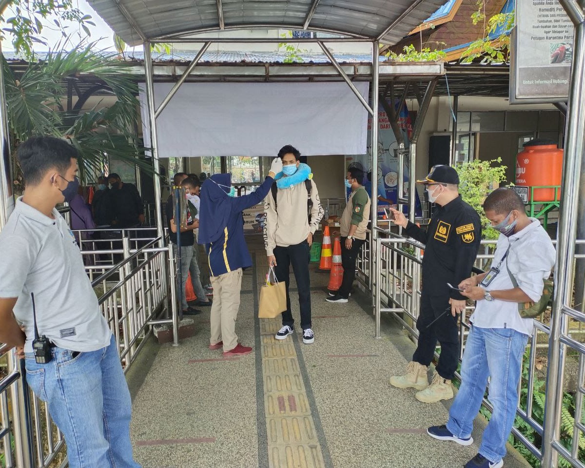 Babinsa Kodim 0301/Pekanbaru Terus Lakukan Pendisiplinan Protokol Kesehatan Kepada Penumpang di Pelabuhan Sei Duku
