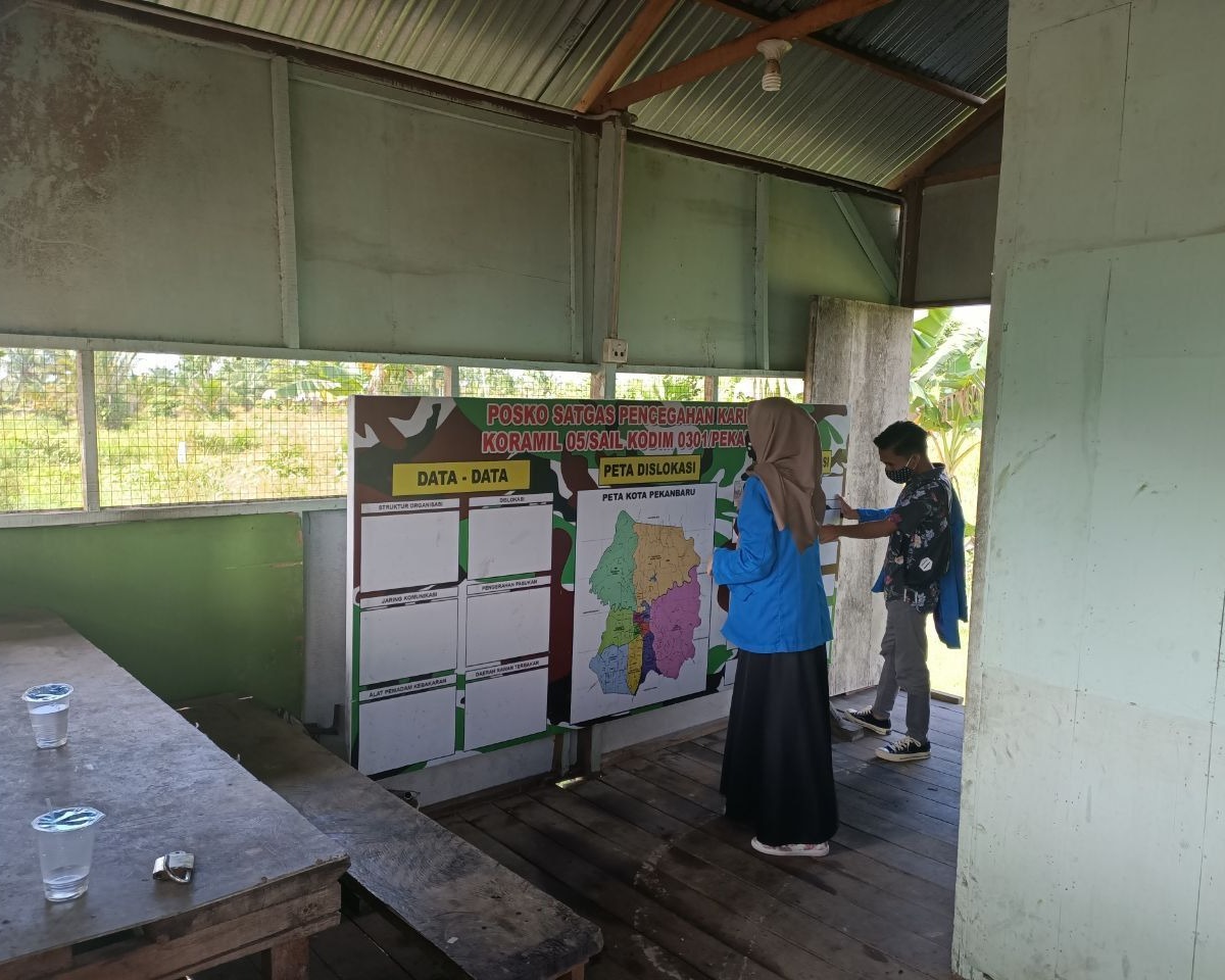 Babinsa Kodim 0301/Pekanbaru Selalu Menjaga Wilayahnya Dari Ancaman Karlahut dan Pencegahan Penyebaran Covid-19