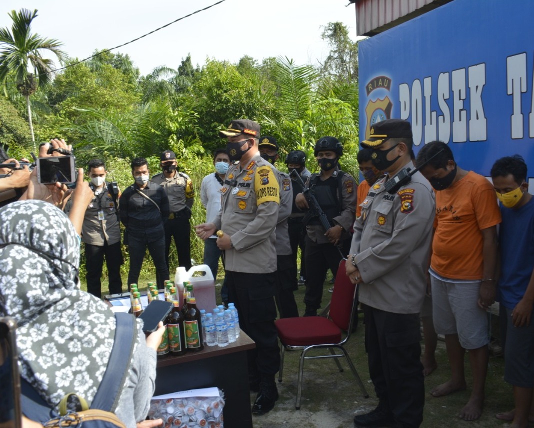 Kapolresta Pekanbaru Didampingi Kapolsek Tampan Gelar Konfrensi Pers Dalam Pengungkapan Home Industri Pembuatan Jamu Palsu Cap Tawon Klancen