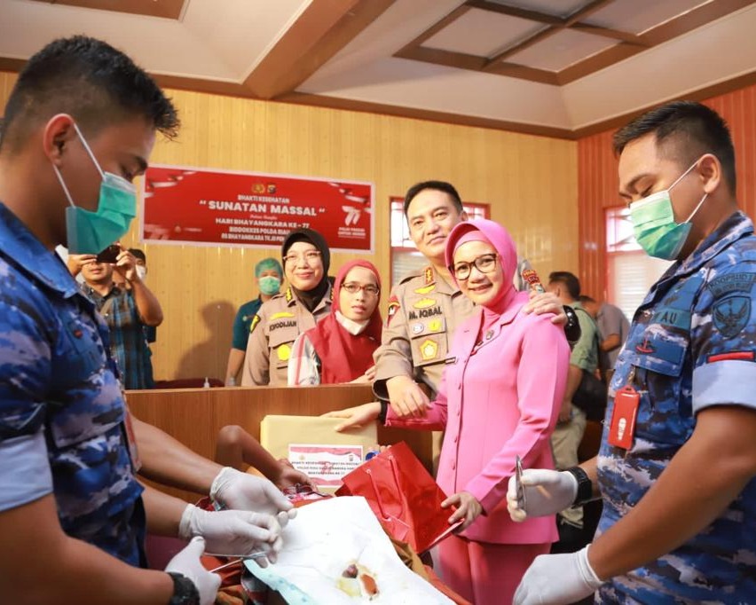 Sambut Hari Bhayangkara Ke-77 Tahun 2023, Polda Riau Laksanakan Sunat Massal Sebagai Wujud Peduli Sesama