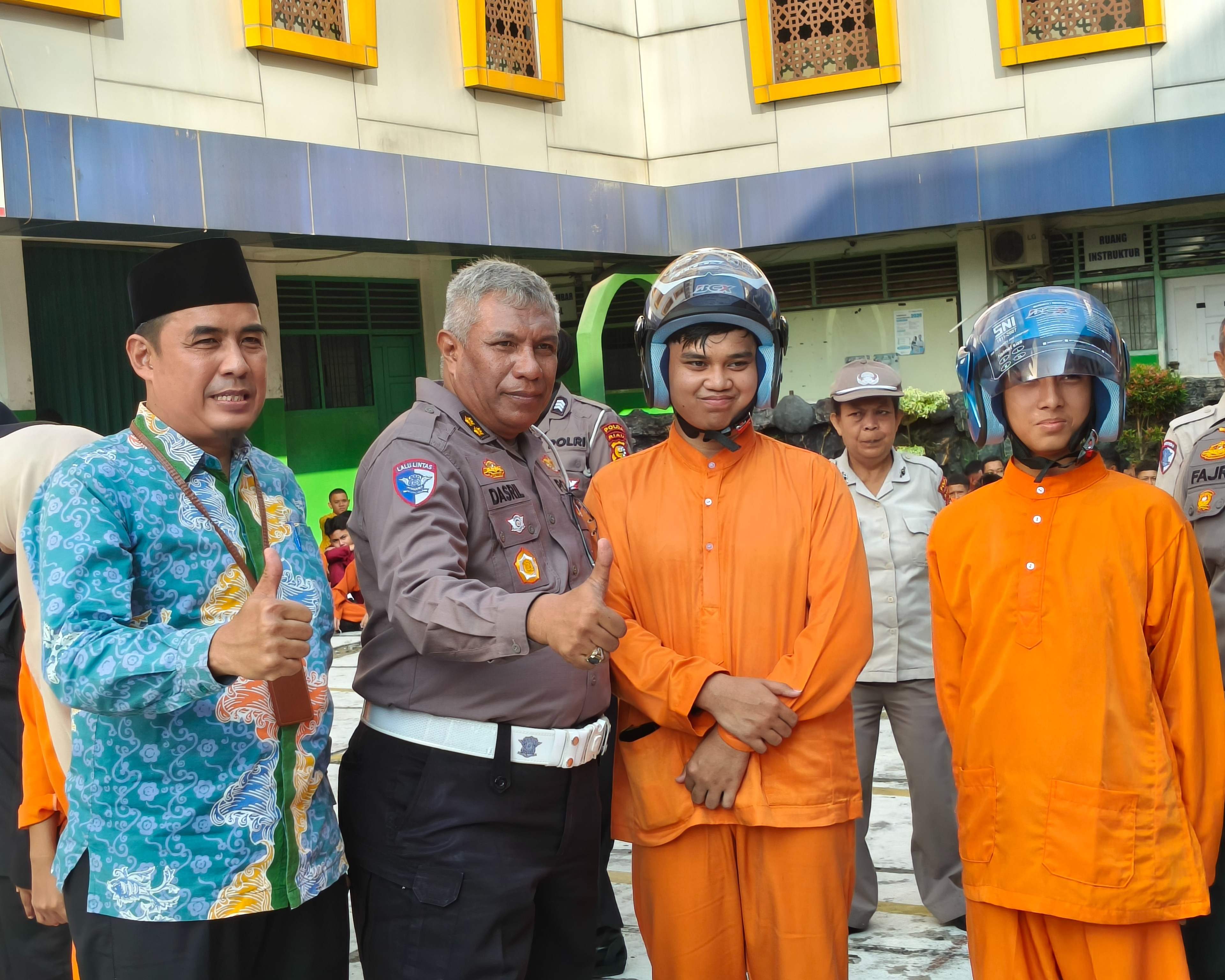 Police Go To School, Ditlantas Polda Riau Tanamkan Budaya Tertib Berlalu Lintas Dan Green Policing Kepada Pelajar