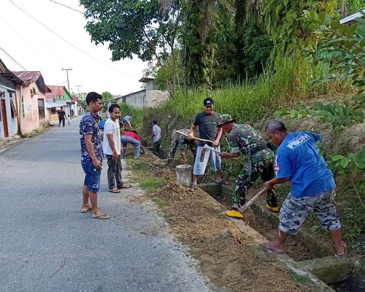 Dalam Rangka Lomba Bulan Bakti Gotong Royong, Babinsa Koramil 05/Sail Kodim 0301/Pekanbaru Laksanakan Gotong Royong 