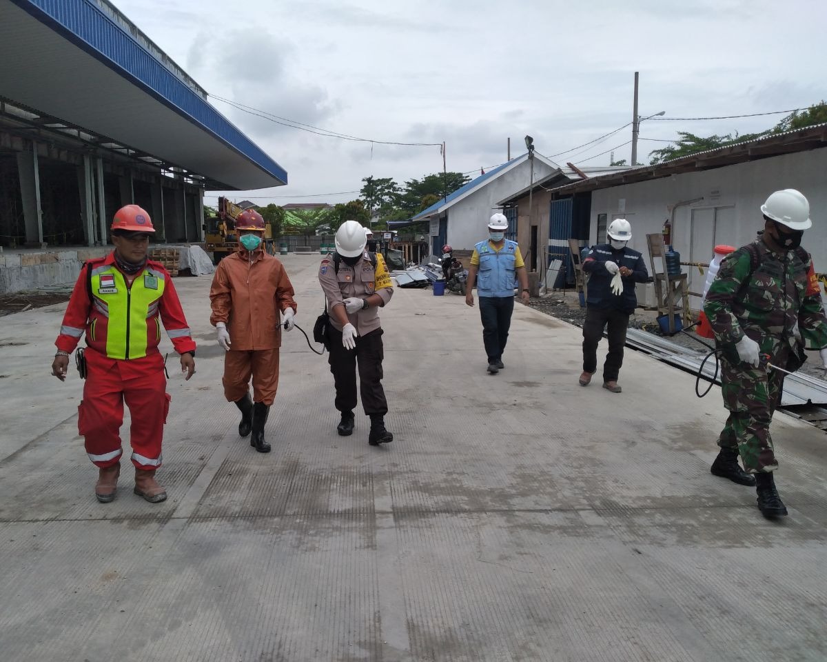 Babinsa Kodim 0301/PBR Bersama Ketua RW, RT Laksanakan Penyemprotan Disinfektan di Kawasan Pembangunan Pabrik Sari Roti