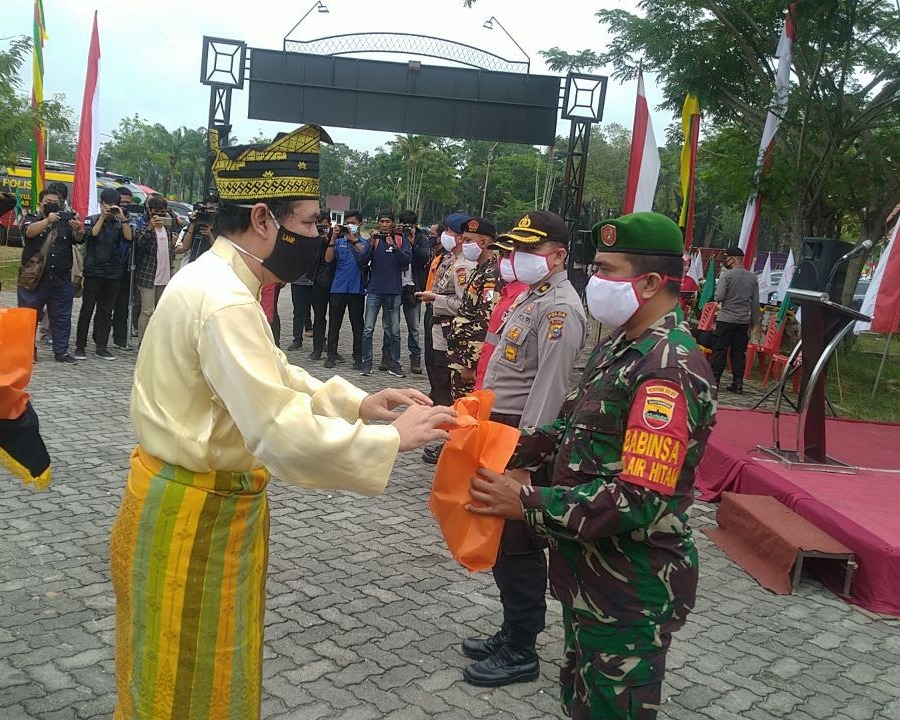Dandim 0301/Pekanbaru Kolonel Inf Edi Budiman.S.I.P.,M.I.P Hadir Dalam Acara Bhakti Sosial dan Apresiasi Masyarakat Bagi Pejuang Pemadam Karhutla Riau