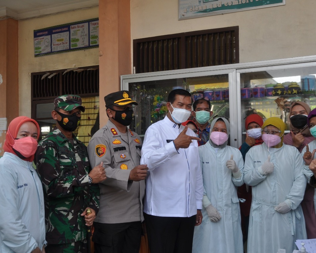 Dandim 0301/PBR Bersama Wali Kota Pekanbaru Tinjau Pelaksanaan Vaksinasi Massal di Dua Kecamatan