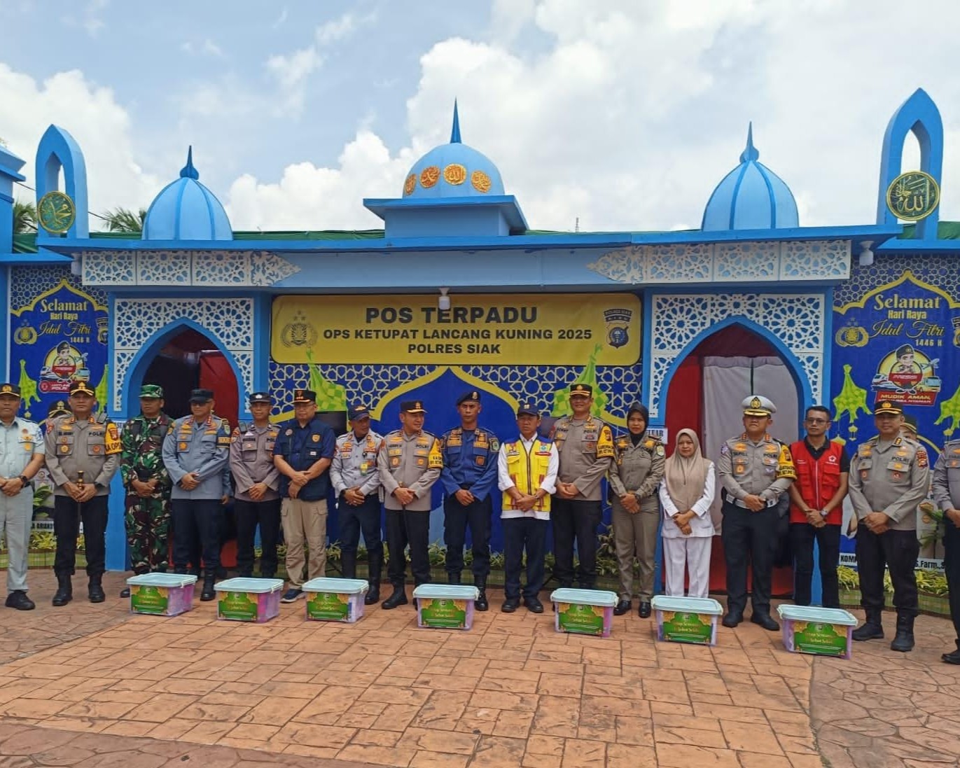 Kapolda Riau Kunjungi Pos PAM Terpadu Istana Siak Pada Operasi Ketupat Lancang Kuning 2025