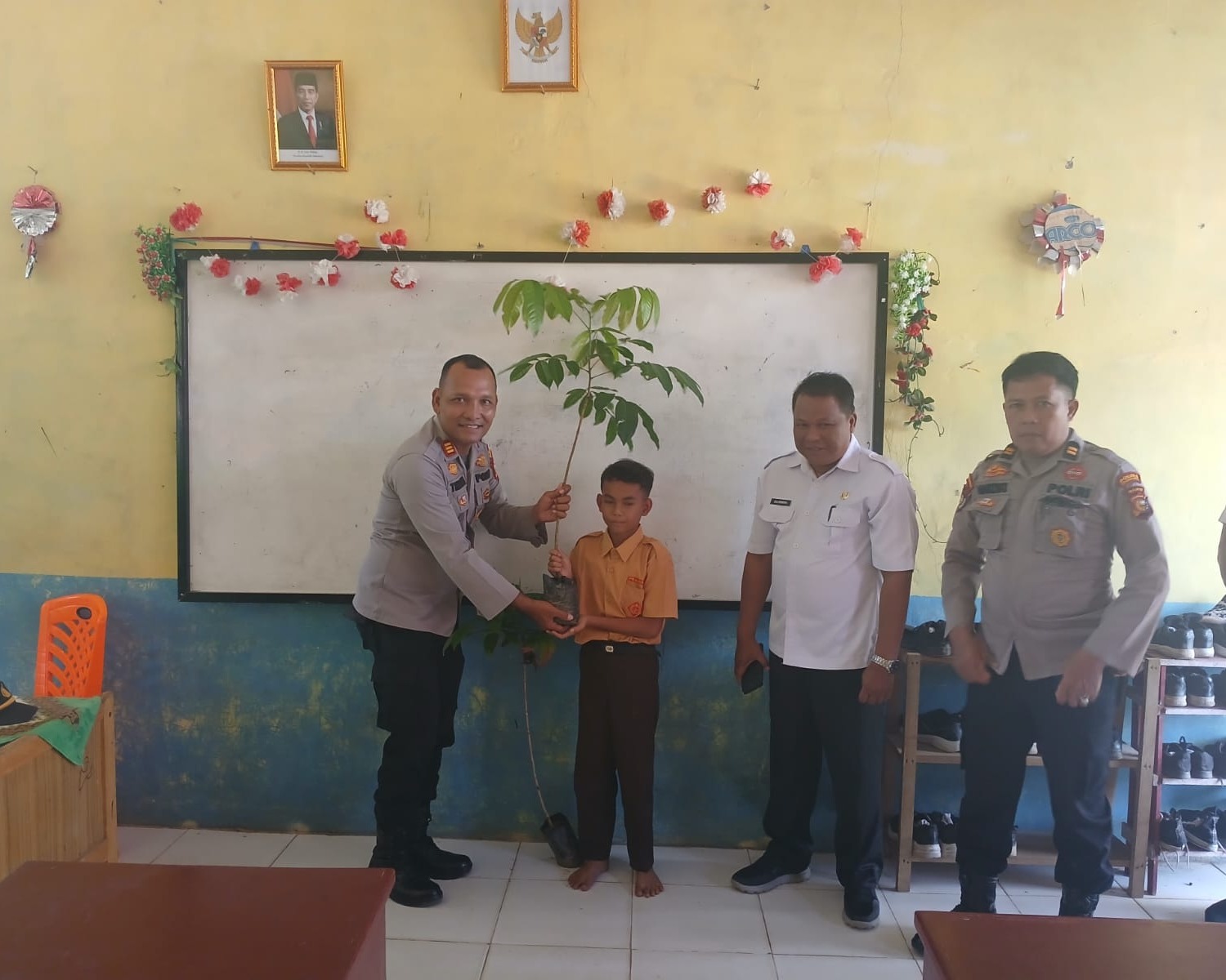 Operasi Patuh Lancang Kuning 2025, Polres Rohul Barengi Dengan Penanaman Pohon Dan Edukasi Lingkungan di Beberapa Sekolah