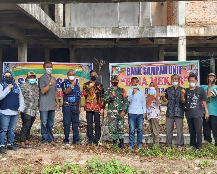 Babinsa Kodim 0301/PBR Hadiri Kegiatan Peresmian dan Pembentukan Bank Sampah Bina Mekar di Kelurahan Kampung Melayu