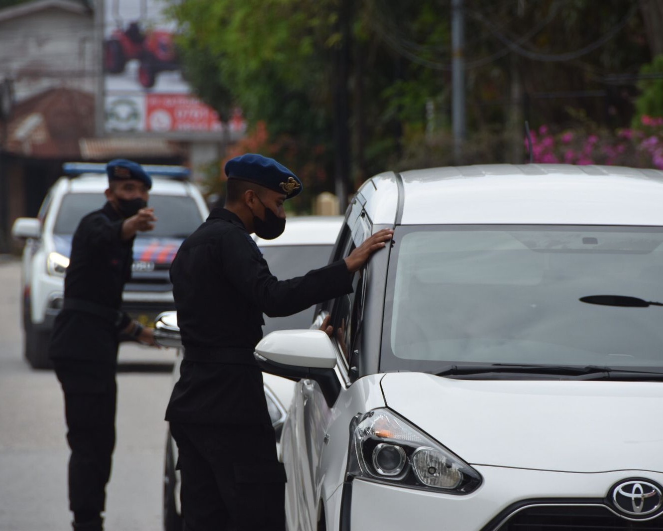 Brimob Polda Riau Turun Langsung Ke Jalan - Jalan Ajak Masyarakat Untuk di Vaksin