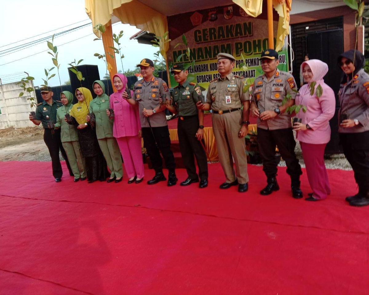 Dandim 0301/Pekanbaru Hadiri Kegiatan Gerakan Menanam Pohon Polresta Pekanbaru