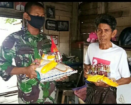 Babinsa Kodim 0301/Pekanbaru Bersama Ketua RT 02 Membagikan Paket Sembako Kepada Warga Yang Terdampak Pandemi Covid-19 di Kelurahan Sekip