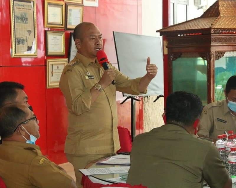 Bupati Taput Pimpin Rapat Penataan dan Ketertiban Pedagang Di Sepanjang Tanggul Aek Sigeaon