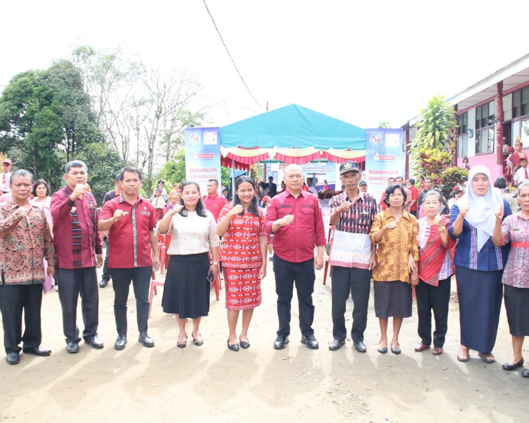 Bupati Taput Serahkan Bantuan dari CSR PT Indomarco Pristama (Indomaret)