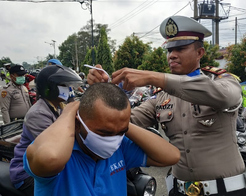 Dalam Ops Keselamatan Lancang Kuning 2020, Polres Kampar Bagikan Masker Kepada Pengguna Jalan