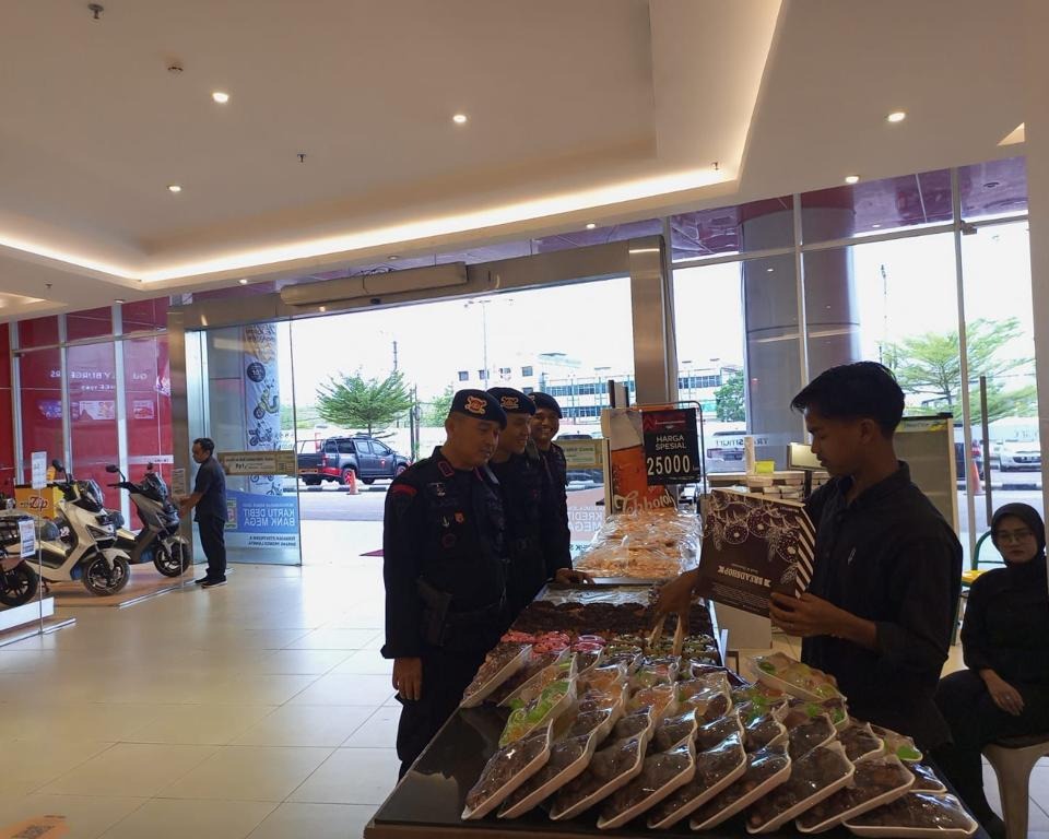 Berikan Rasa Aman dan Kenyamanan Selama Bulan Ramadhan, Brimob Polda Riau Laksanakan Patroli Jalan Kaki Ke Tempat Keramaian
