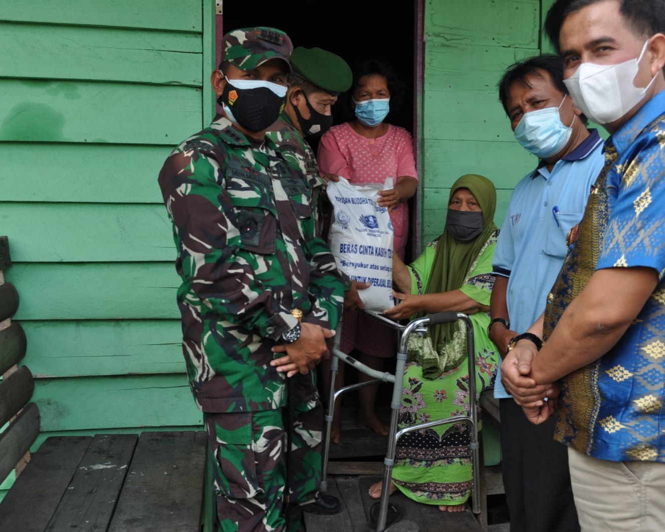 Wujud Kepedulian, Dandim 0301/PBR Turun Langsung Salurkan Bansos Beras Kepada Warga Terdampak Covid-19