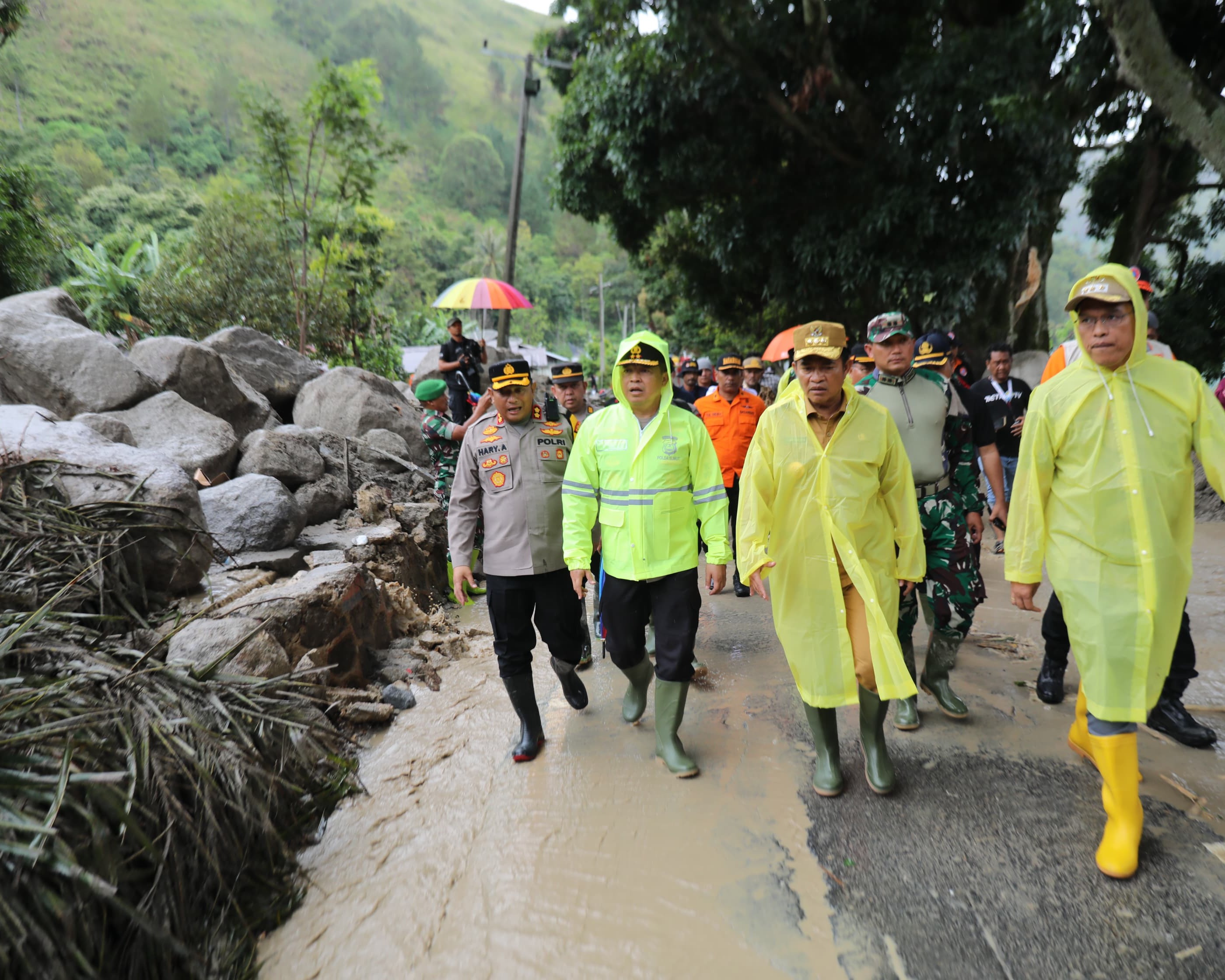 Kapolda Sumut Salurkan Bantuan dan Pastikan Pencarian Korban Longsor Di Kabupaten Humbahas