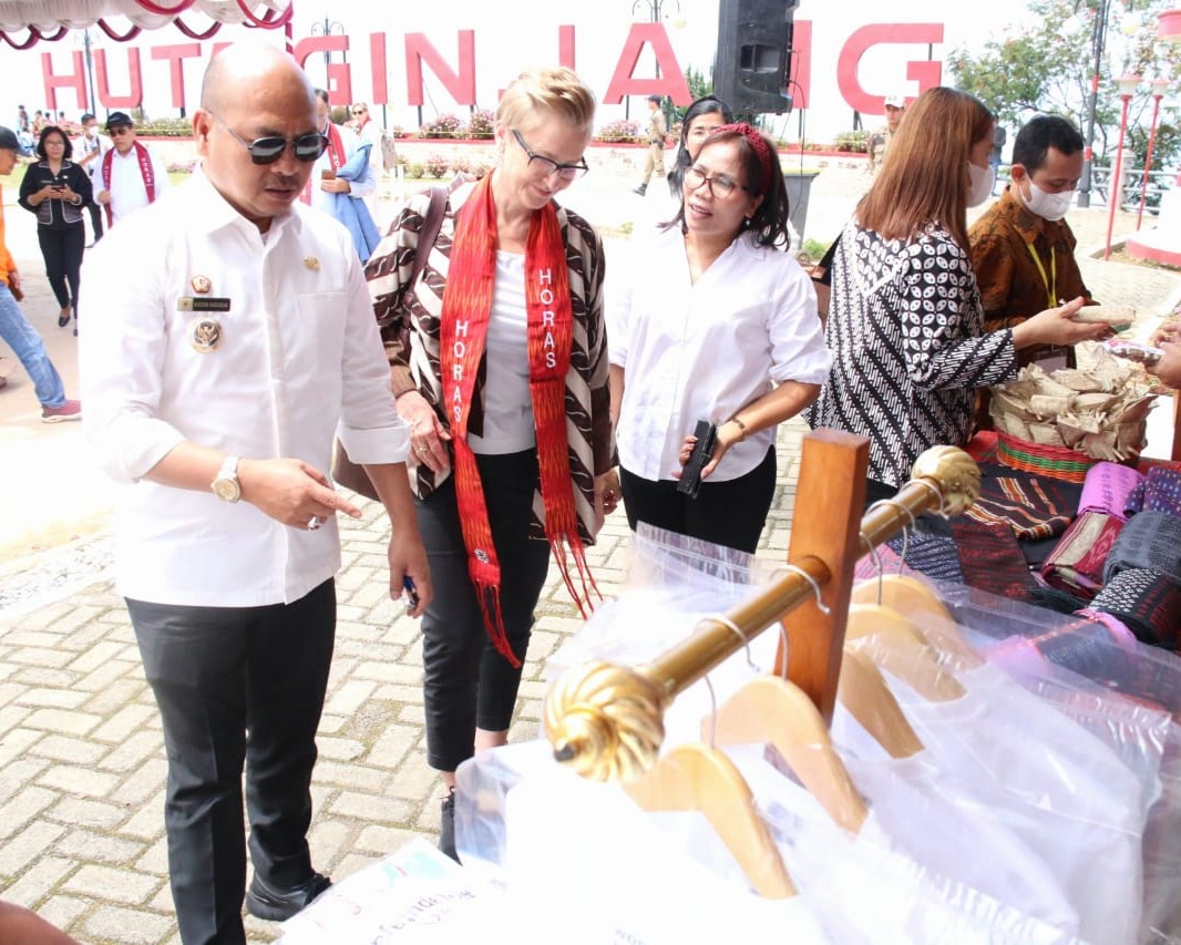 Bupati Taput Sambut Hangat Kunjungan Rombongan Ambassador Goes To Kampung KB Lake Toba di Hutaginjang