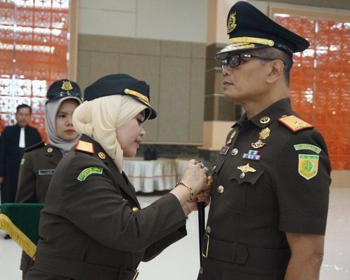 Kajati Riau Melantik Wakajati dan Dua Kejari