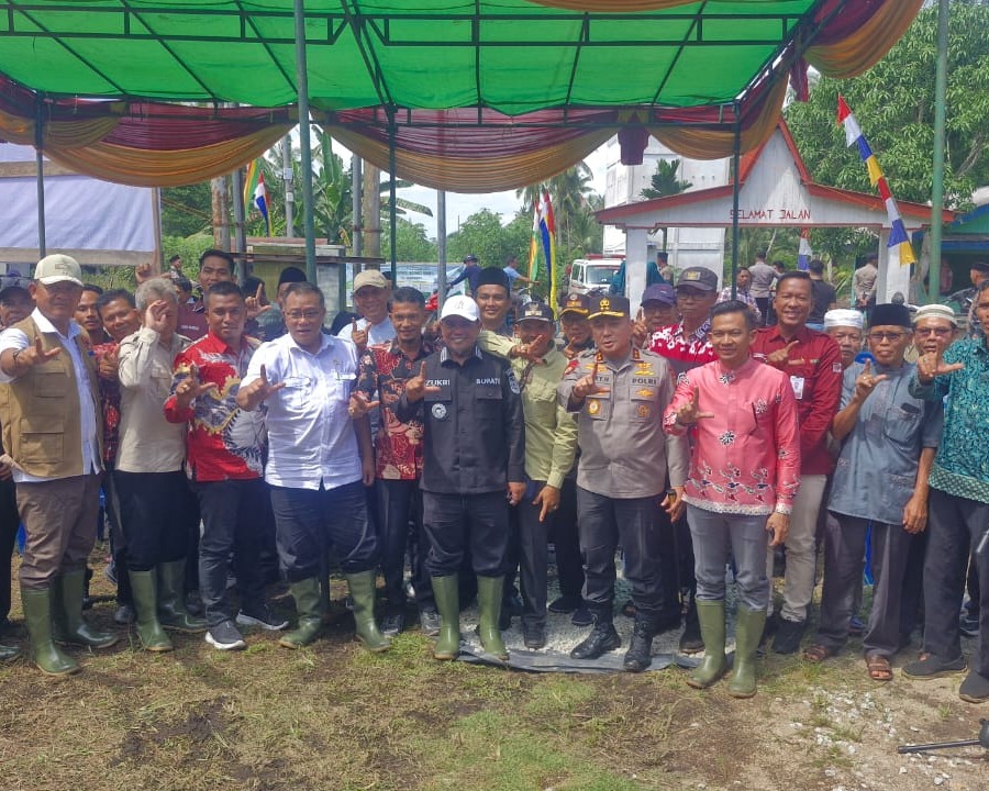 Menteri LH Mohammad Jumhur Hidayat Tinjau Sekat Kanal Pulau Mendol, Kolaborasi Cegah Karhutla Kuala Kampar