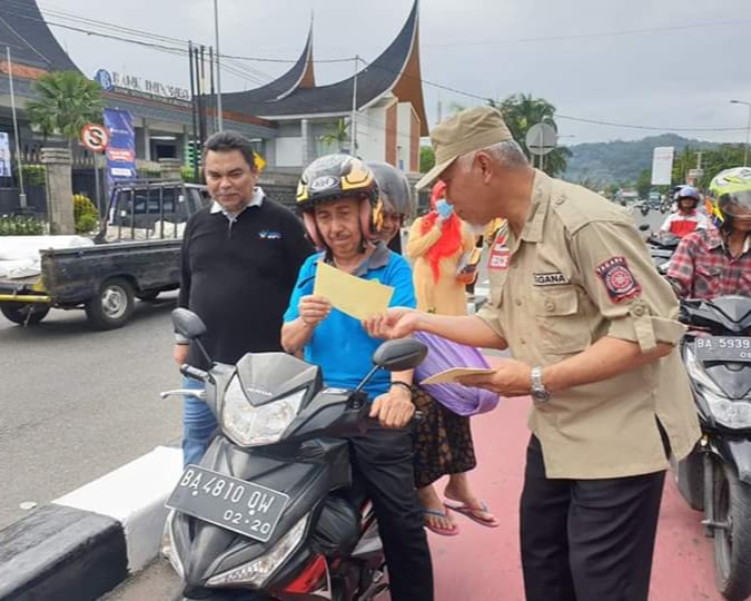 Wako Padang Mahyeldi Turun Ke Jalan Membagikan Stiker Tips Pencegah Covid-19