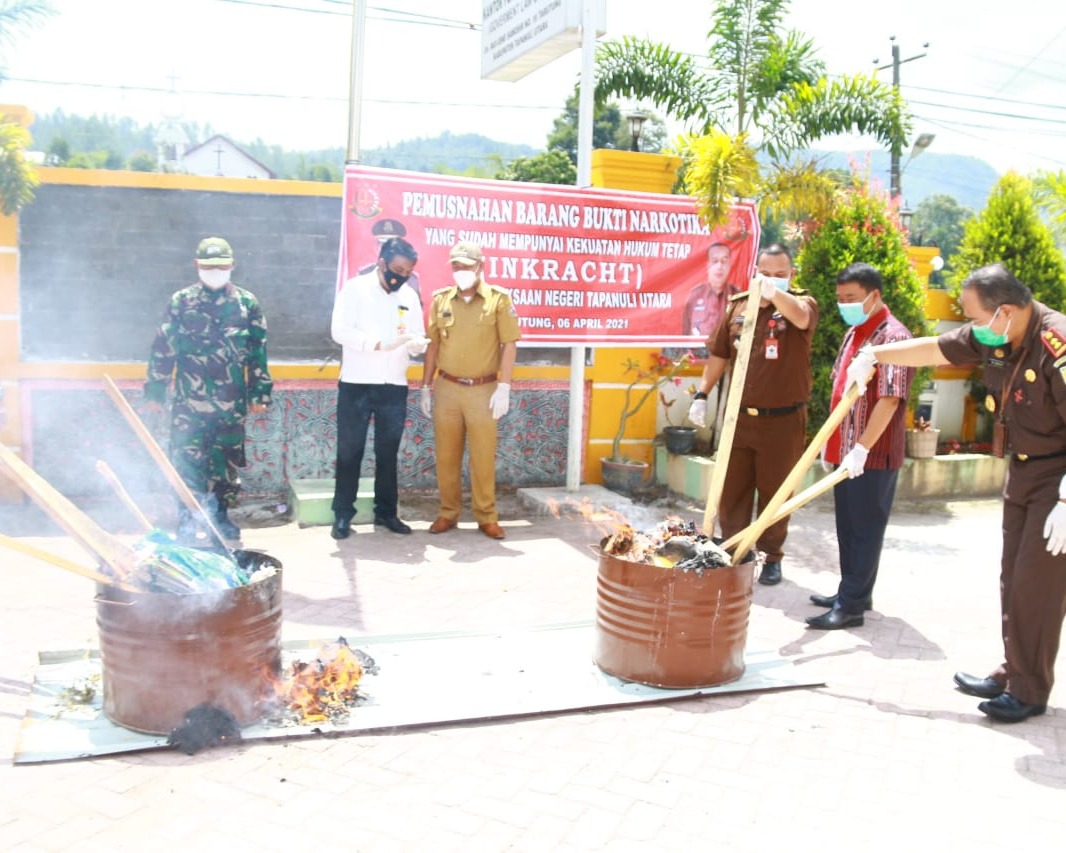 Bupati Taput Hadiri Acara Pemusnahan Barang Bukti Narkotika di Kantor Kejaksaan Tarutung