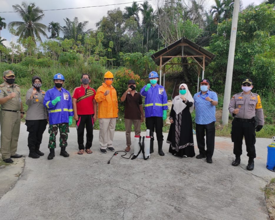 Dalam Hari Bhayangkara ke-74 Polresta Pekanbaru Laksanakan Penyemprotan Disinfektan Massal