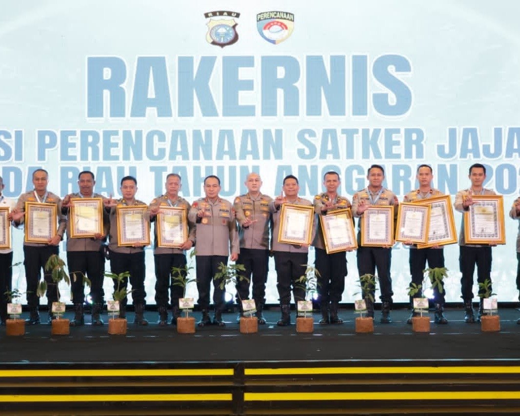Menembus Batas Pelayanan Prima : Polres Siak Raih Penghargaan Dari Kapolri Berkat Ketulusan Dan Kerja Keras Memberikan Pelayanan Terbaik Kepada Masyarakat