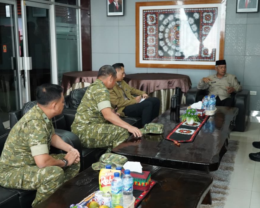 Kaskodau I Sambut Kedatangan Menhan RI Di Bandara Rembele