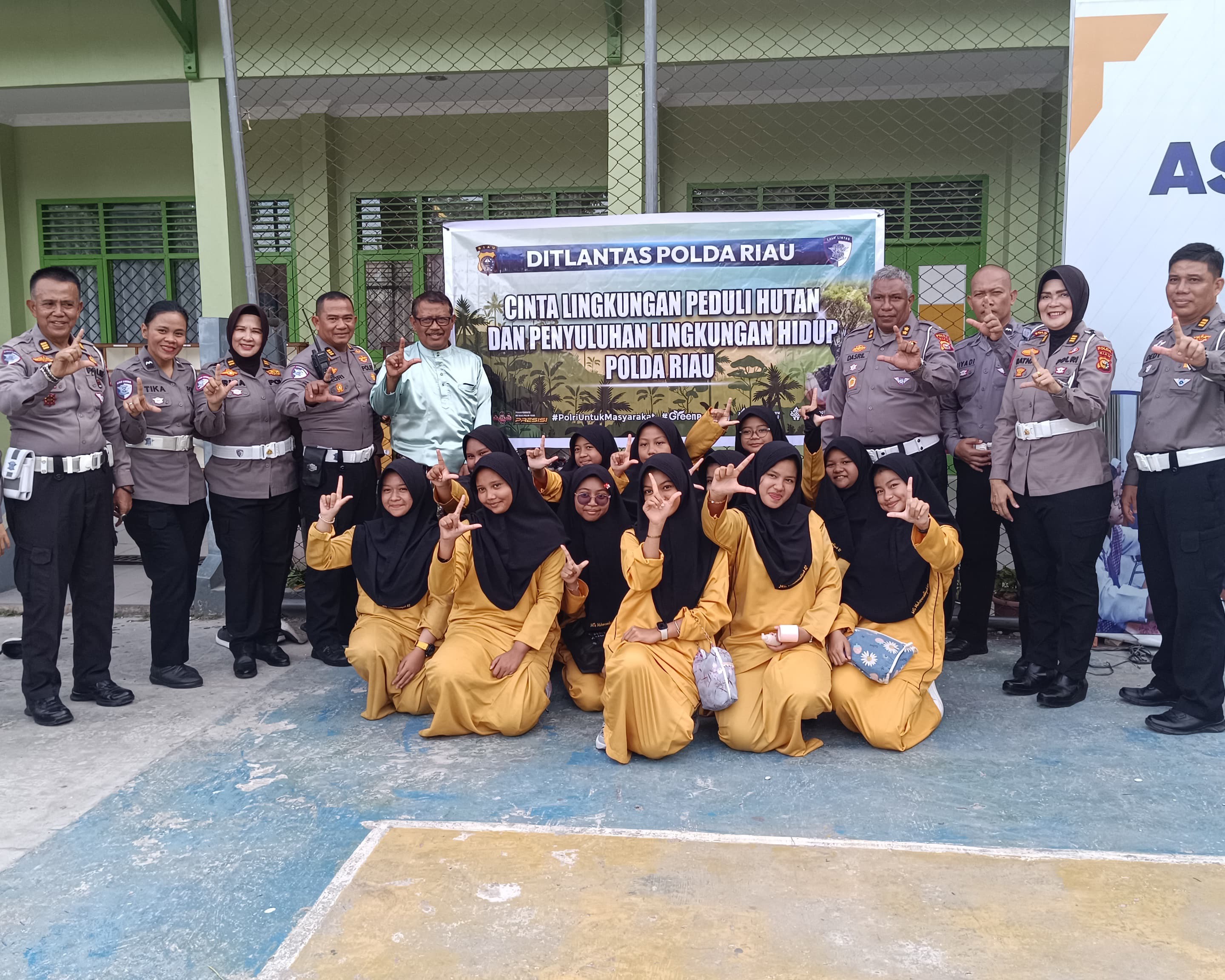 Police Goes To School Dan Green Policing, Ditlantas Polda Riau Edukasi Murid MTsN Muhammadiyah 2 Pekanbaru