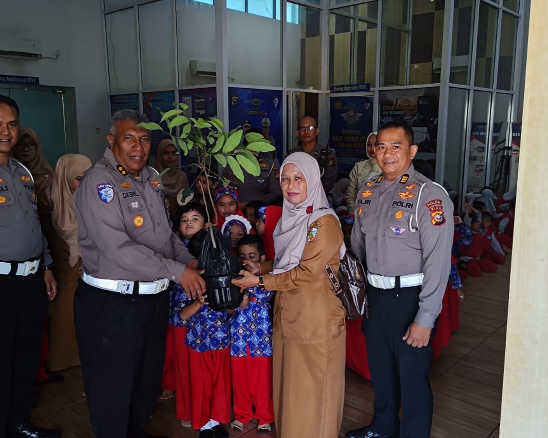 Ditlantas Polda Riau Tanamkan Budaya Tertib Berlalu Lintas Serta Peduli Lingkungan Lewat Program Polsanak Dan Green Policing
