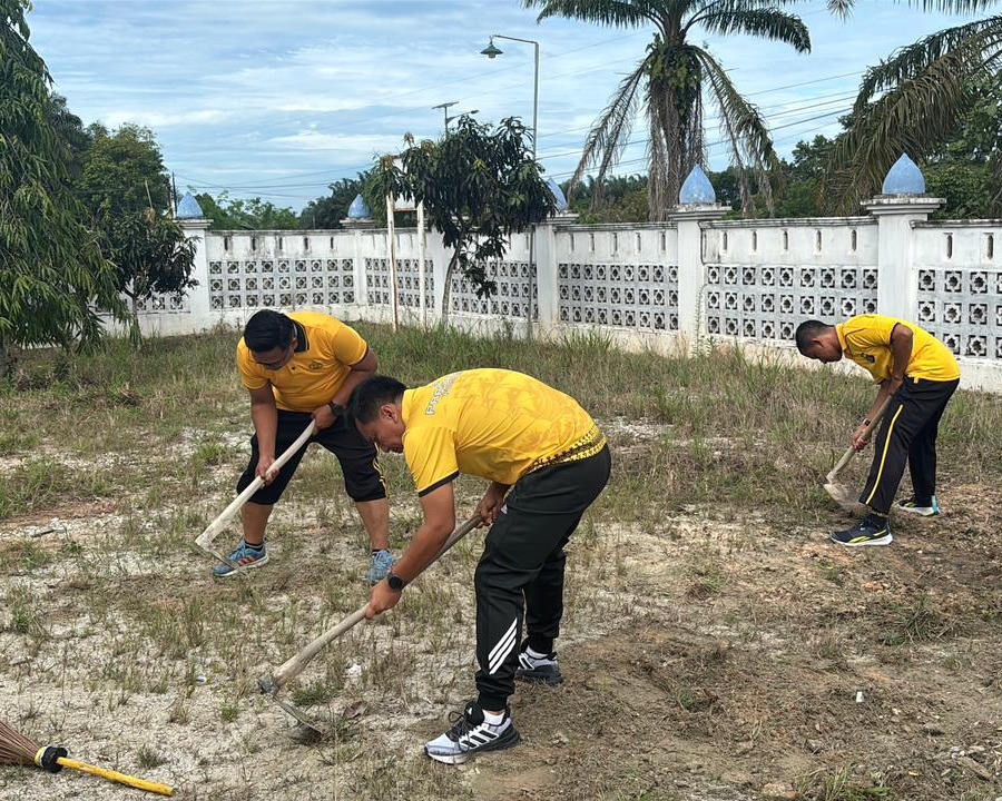 Polres Siak Dukung Gerakan Indonesia ASRI Lewat Aksi Nyata Membersihkan Rumah Ibadah Di Dayun
