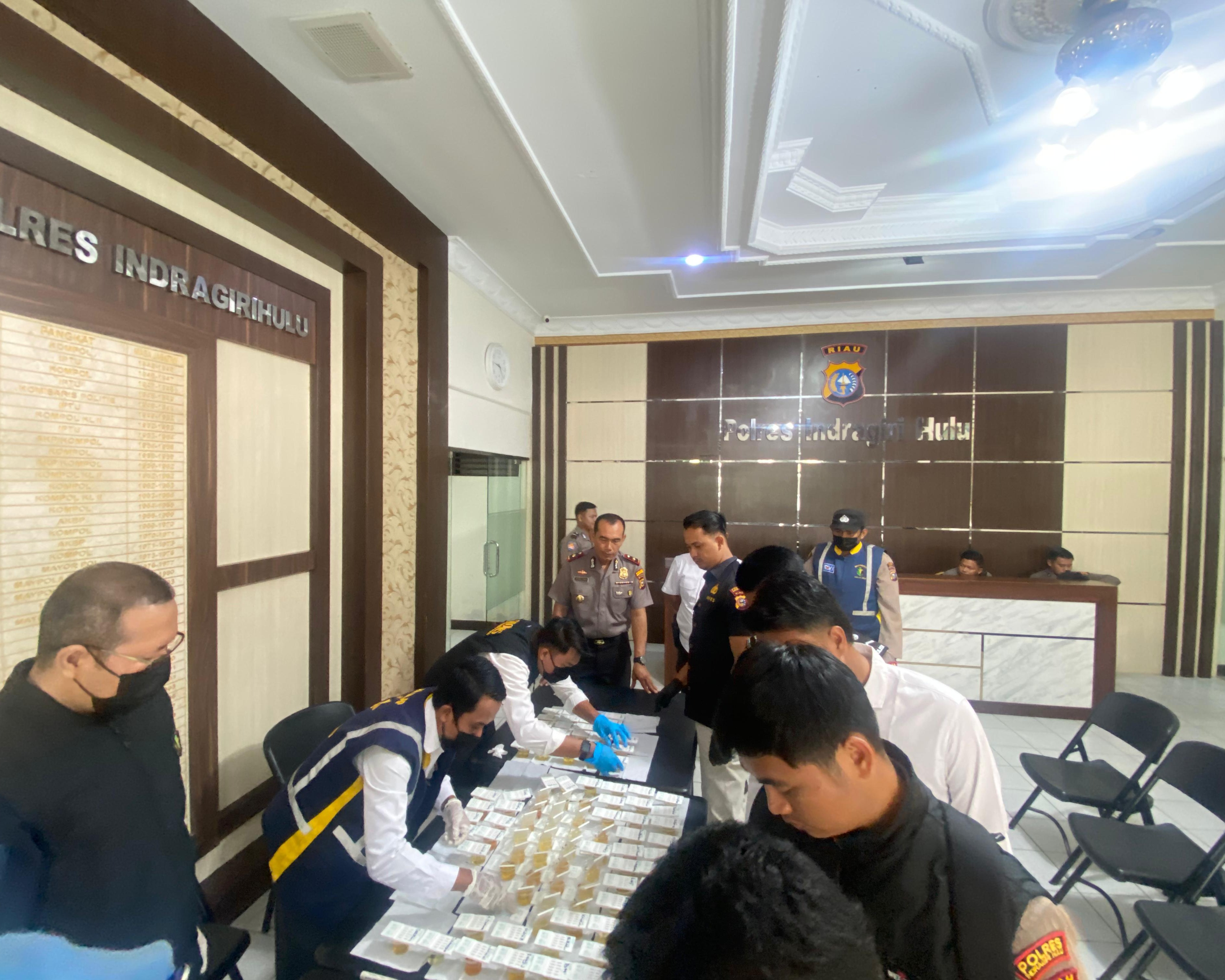 Komitmen Berantas Narkoba, Kapolres INHU Dan Waka Serta Ratusan  Personelnya Dicek Urine, Ini Hasilnya