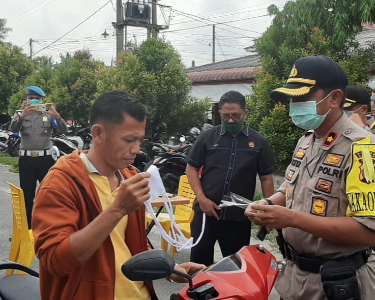 Dalam Ops Keselamatan Lancang Kuning 2020, Polres Kampar Bagikan Masker Kepada Pengguna Jalan