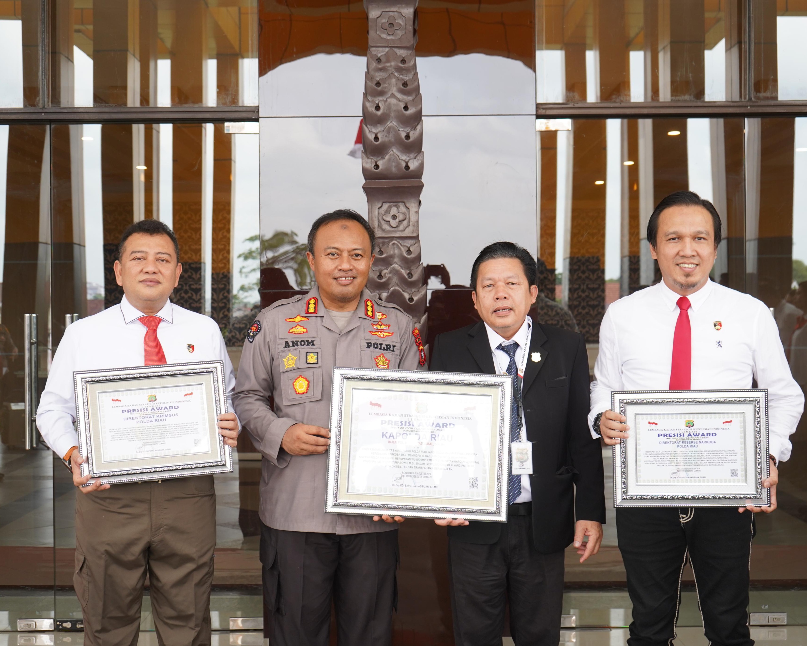 Kinerja Dinilai Baik, Polda Riau Terima Presisi Award Dari Lemkapi